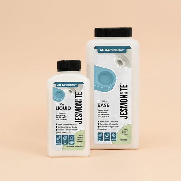 Bidons Jesmonite AC84 liquide et base côte à côte sur fond clair