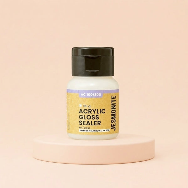 Petit flacon de vernis acrylique brillant Jesmonite sur socle beige