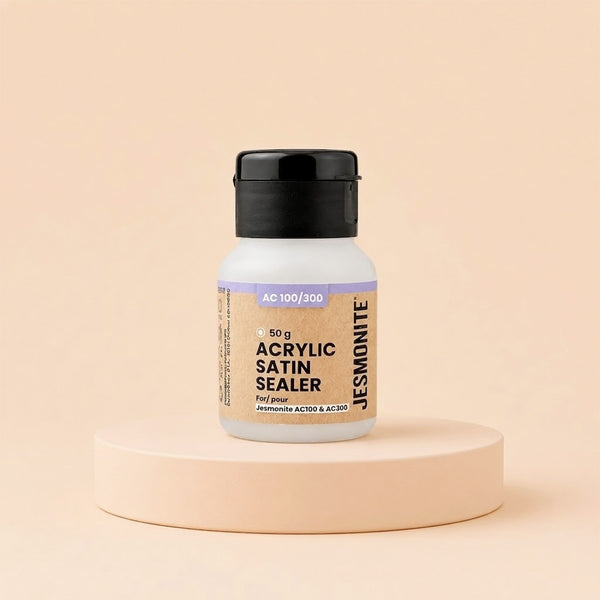 Petit flacon de vernis acrylique satiné Jesmonite sur socle beige