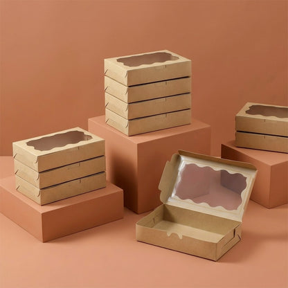 Boîtes cadeau kraft à fenêtre empilées, dont une ouverte