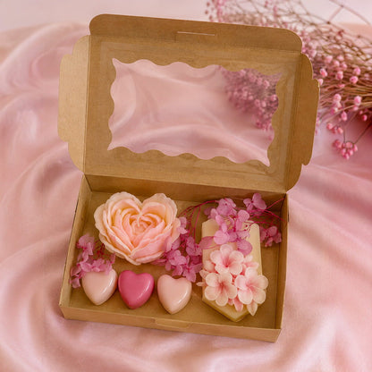 Boîte cadeau kraft à fenêtre ouverte, garnie de fondants en forme de cœur et de fleurs