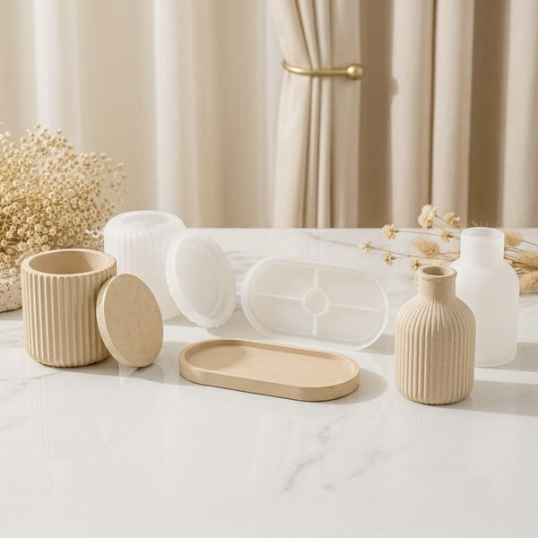 Moules striés en silicone et créations en Jesmonite dans un décor clair
