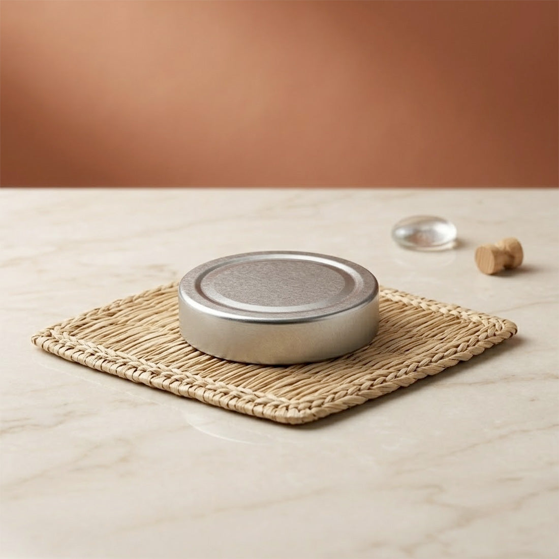 Couvercle argent pour bocal de 212 ml posé sur un set en fibre tressée