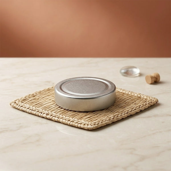 Couvercle argent pour bocal de 212 ml posé sur un set en fibre tressée