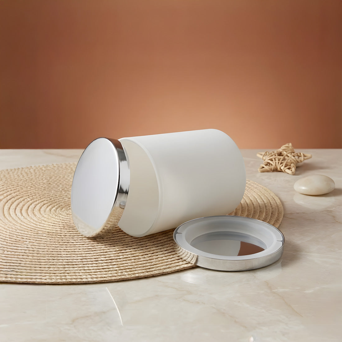 Pot blanc couché avec son couvercle métallisé argenté de 84 mm