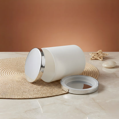 Pot blanc couché avec son couvercle métallisé argenté de 84 mm