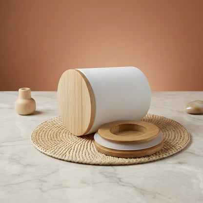 Pot blanc couché avec son couvercle en bois de hêtre sur set en fibre