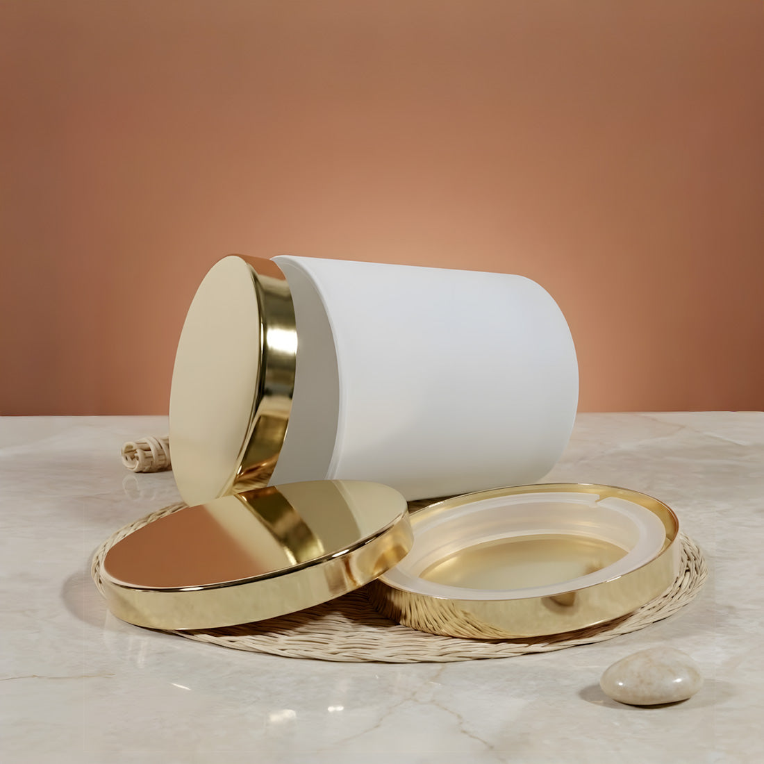 Pot blanc couché avec son couvercle métallisé doré de 84 mm