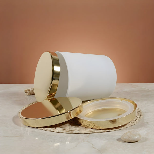 Pot blanc couché avec son couvercle métallisé doré de 84 mm