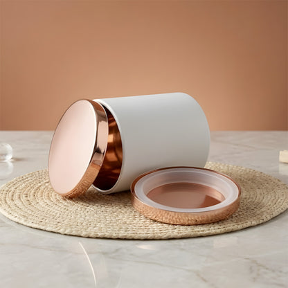 Pot blanc et couvercle métallisé rose gold de 84 mm sur marbre