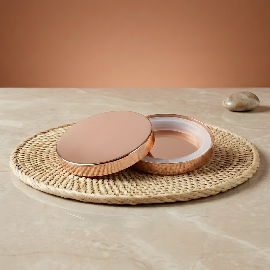 Couvercles métallisés rose gold de 84 mm sur set en fibre naturelle