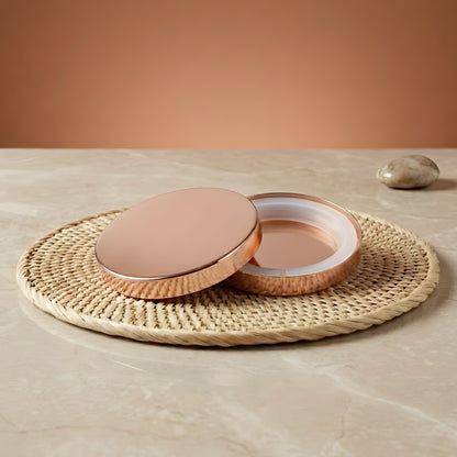 Couvercles métallisés rose gold de 84 mm sur set en fibre naturelle