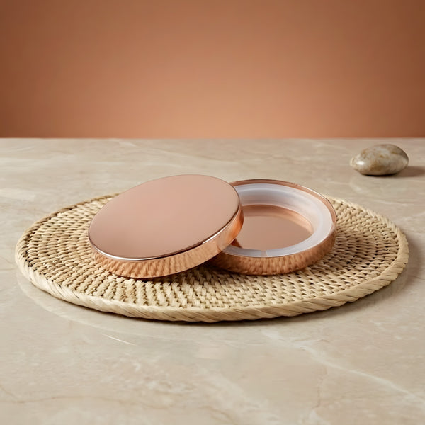 Couvercles métallisés rose gold de 84 mm sur set en fibre naturelle
