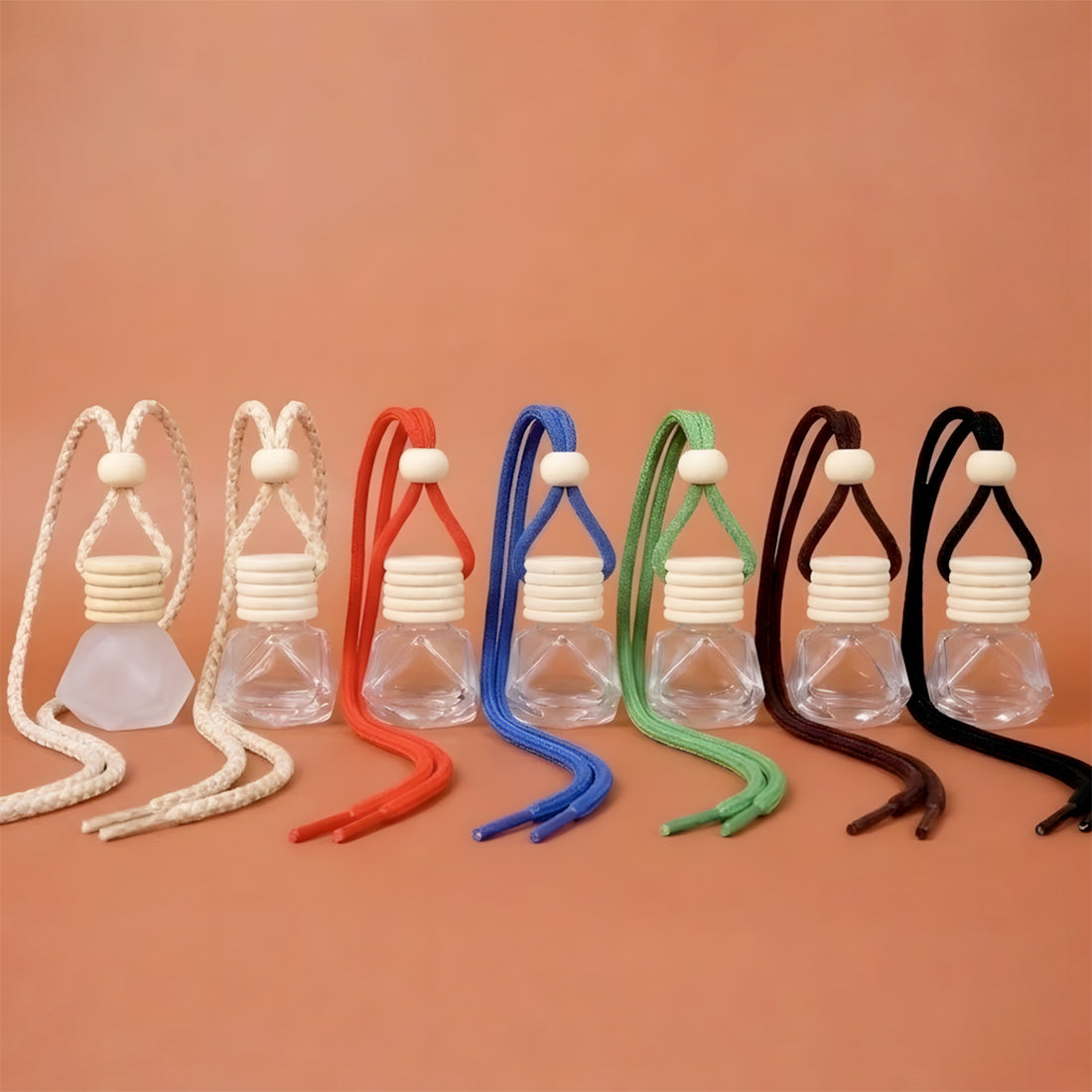 Gamme des diffuseurs de voiture Diamant alignés avec leurs cordons de couleur