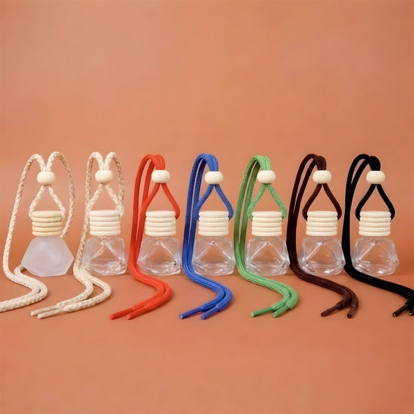 Gamme des diffuseurs de voiture Diamant alignés avec leurs cordons de couleur