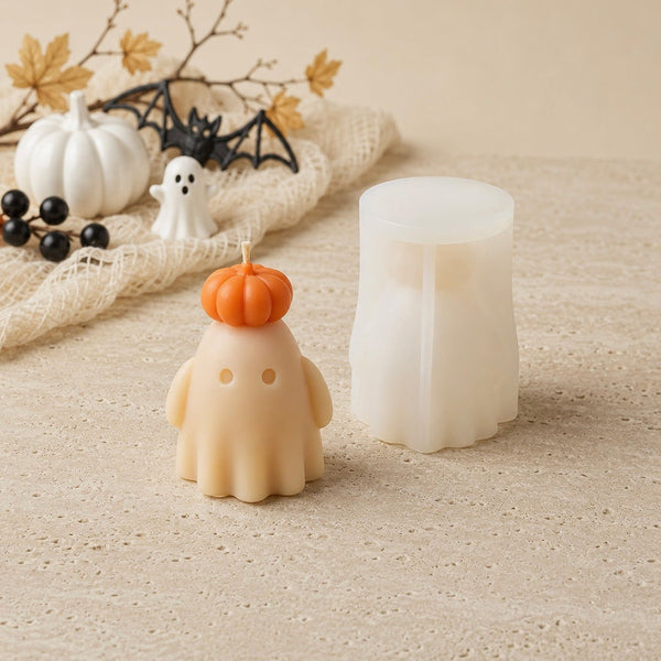 Bougie fantôme roi en cire beige à côté de son moule en silicone blanc