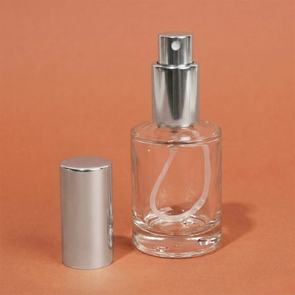 Flacon Classic en verre transparent avec son atomiseur argenté et son capot