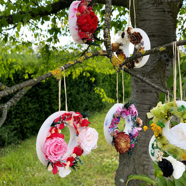 Couronnes de fleurs séchées Fleurs séchées- Bouquet fantaisie accrochées à un arbre, roses et fleurs colorées