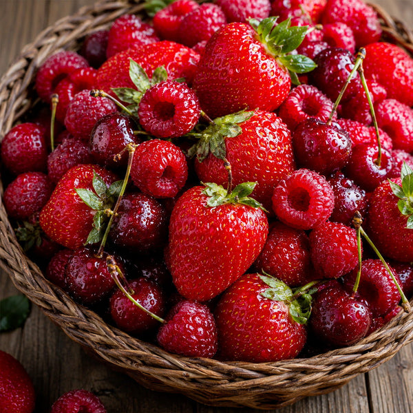 Panier de fraises et de framboises fraîches, ambiance du parfum Fruits rouges