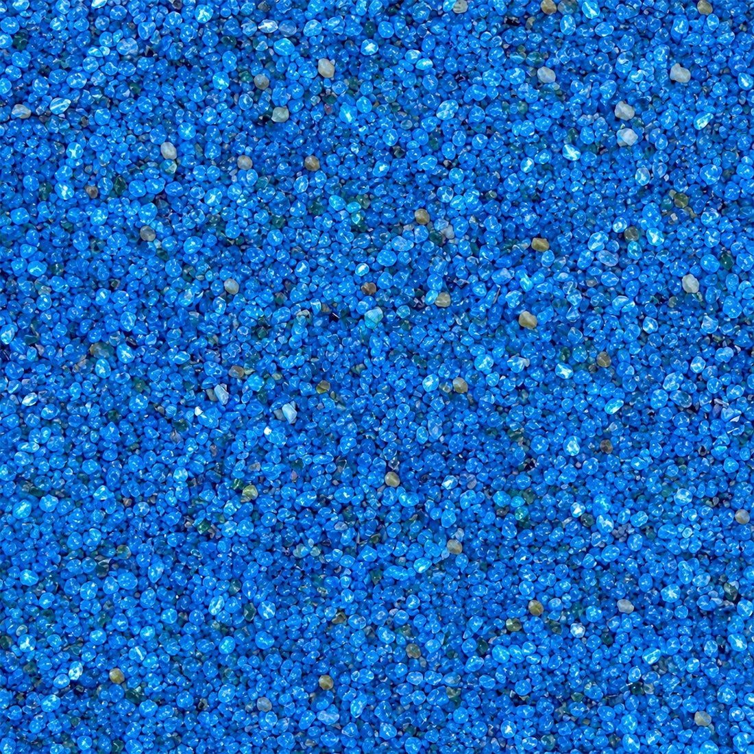 Gros plan sur les granulats de verre recyclé GlassRoxx teinte bleu vif