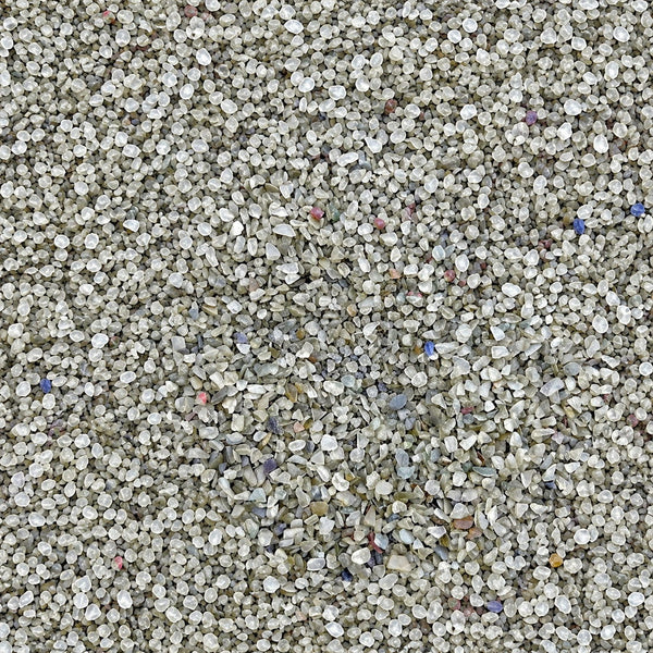 Gros plan sur les granulats de verre recyclé GlassRoxx teinte argent pailleté