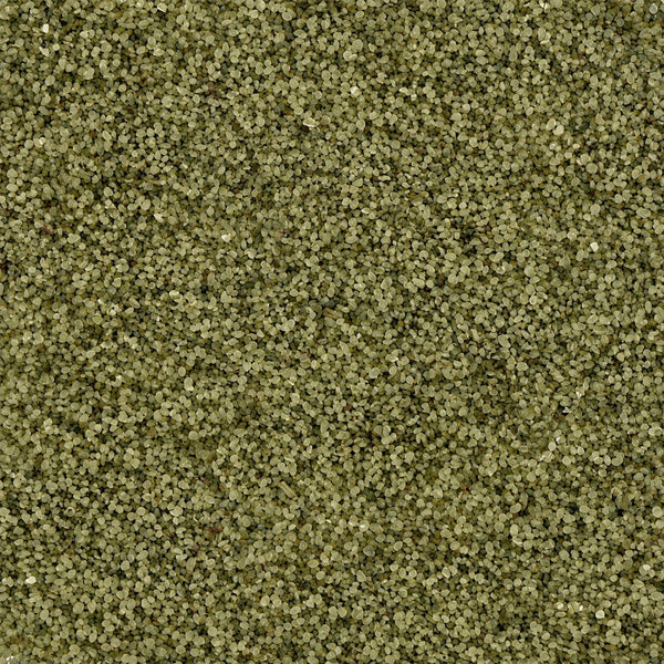 Gros plan sur les granulats de verre recyclé GlassRoxx teinte vert olive