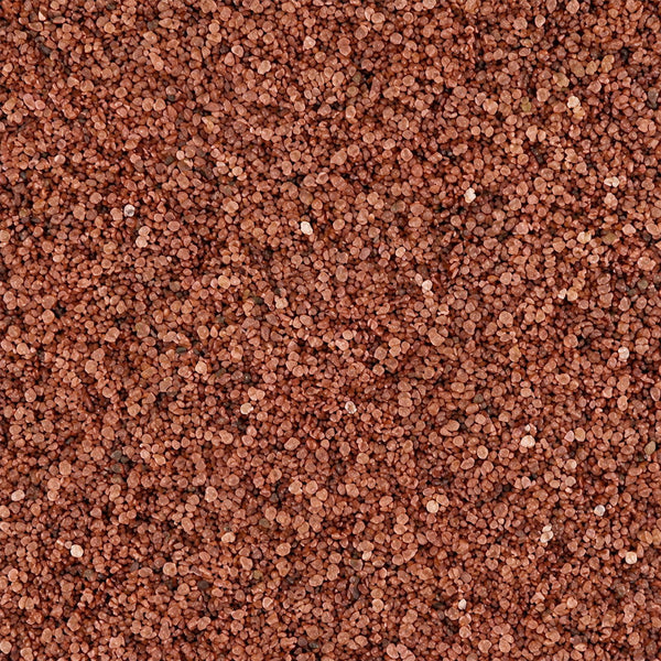 Gros plan sur les granulats de verre recyclé GlassRoxx teinte terracotta