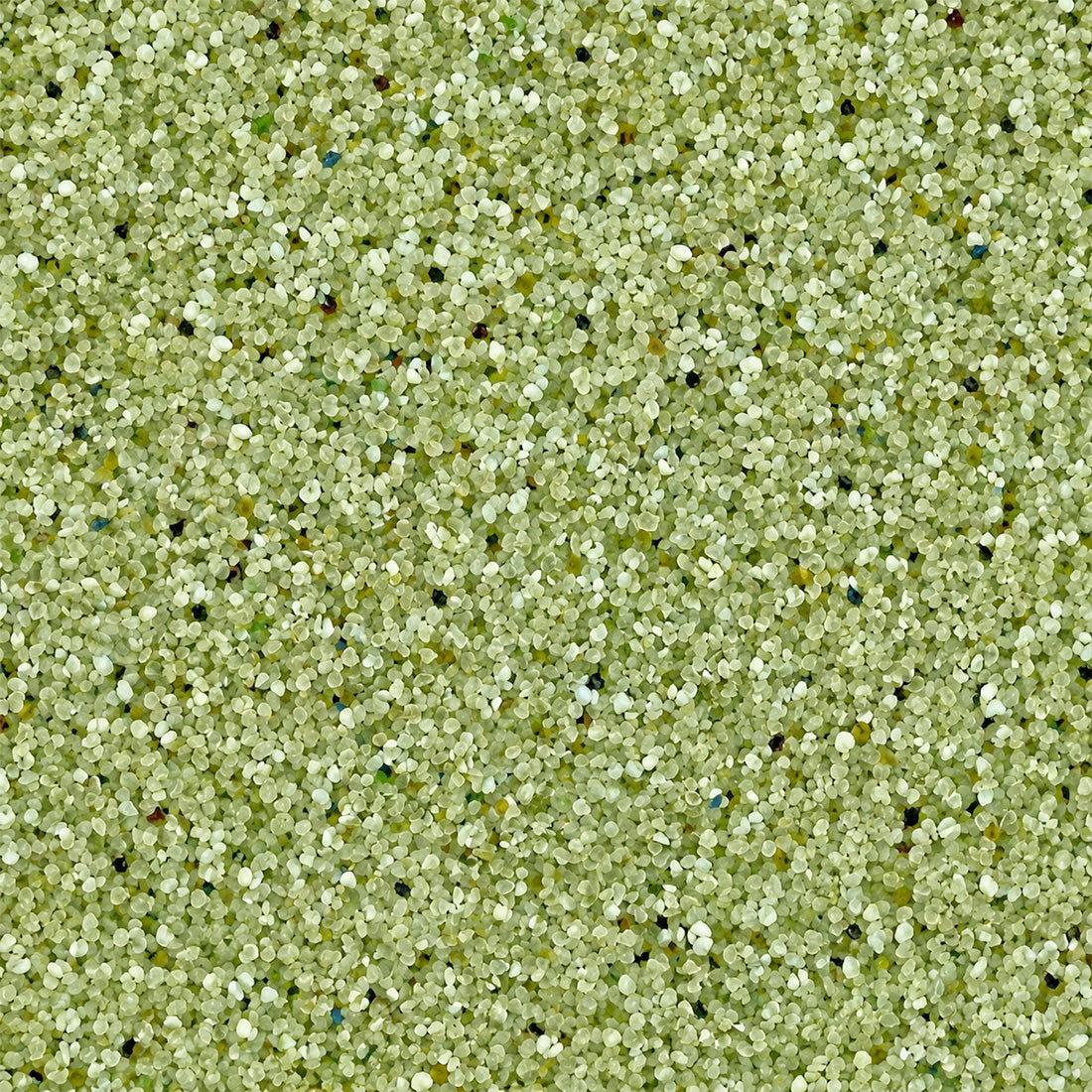 Gros plan sur les granulats de verre recyclé GlassRoxx teinte vert clair