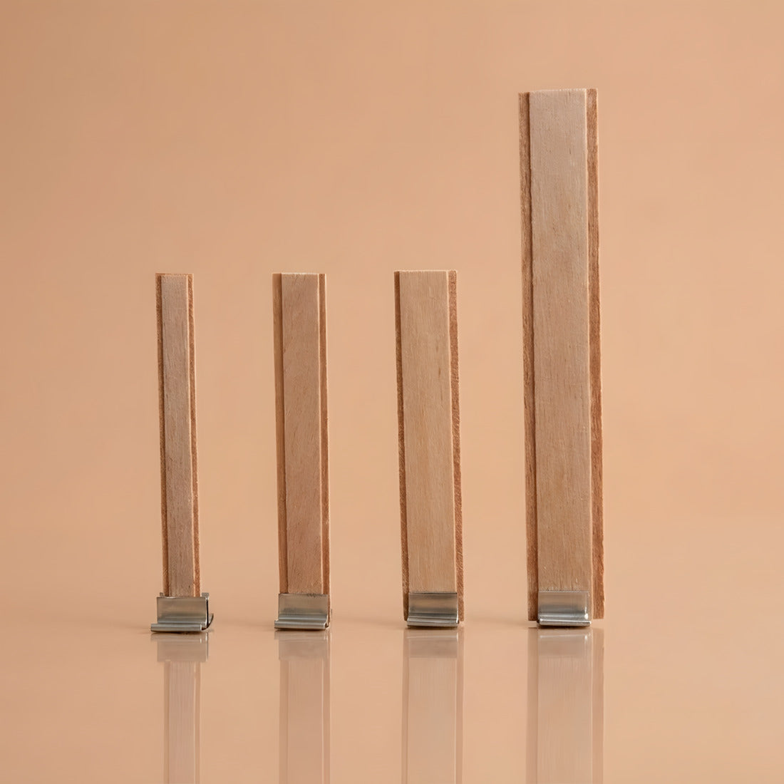 Quatre mèches en bois plates dressées côte à côte