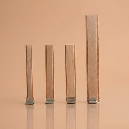 Quatre mèches en bois plates dressées côte à côte