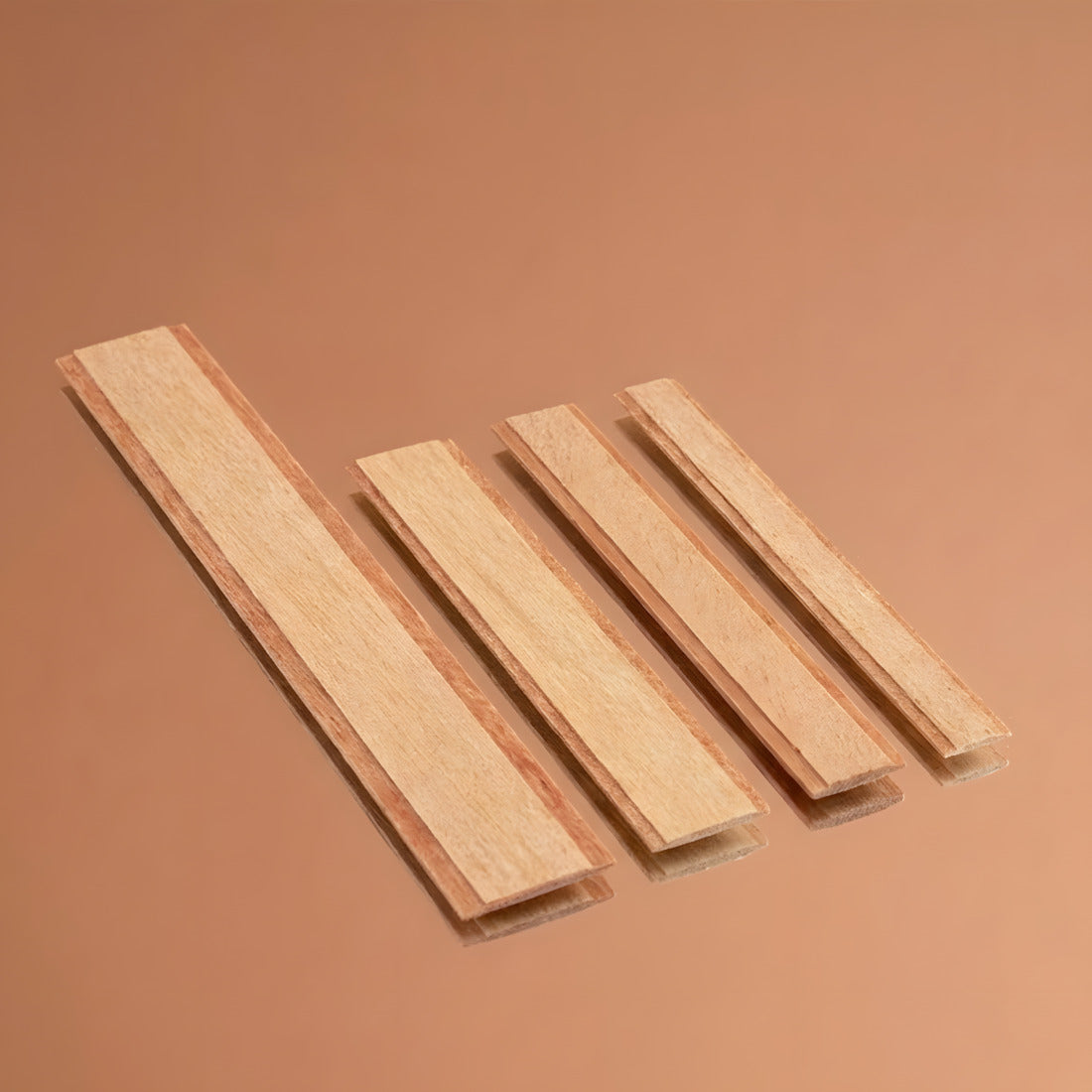 Cinq mèches en bois plates et doublées posées à plat