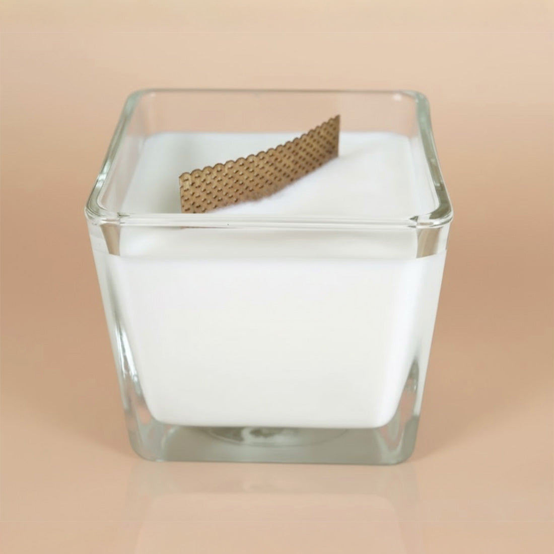 Bougie coulée en verre carré avec sa mèche en bois perforée