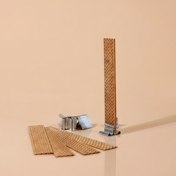 Mèche en bois perforée dressée avec son socle, autres mèches posées à plat