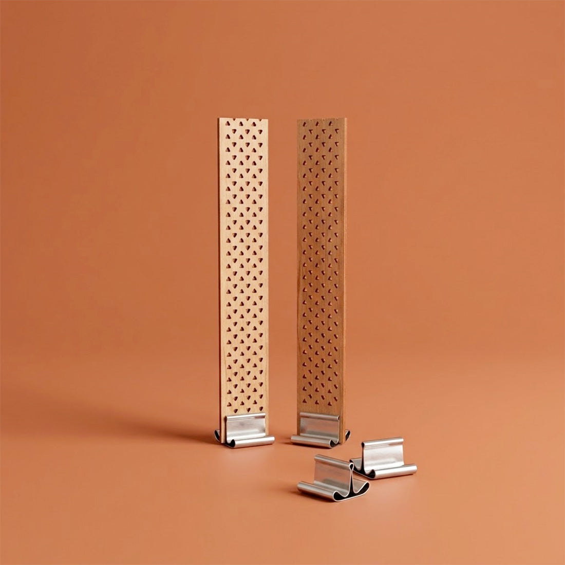 Deux mèches en bois avec leurs socles et pastilles de fixation