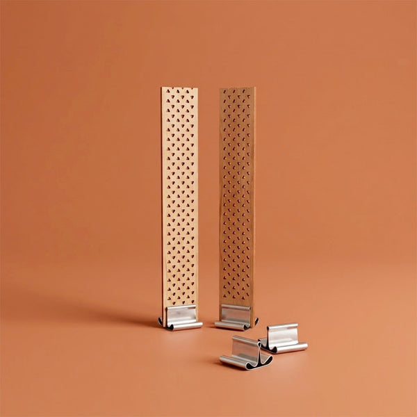 Deux mèches en bois avec leurs socles et pastilles de fixation