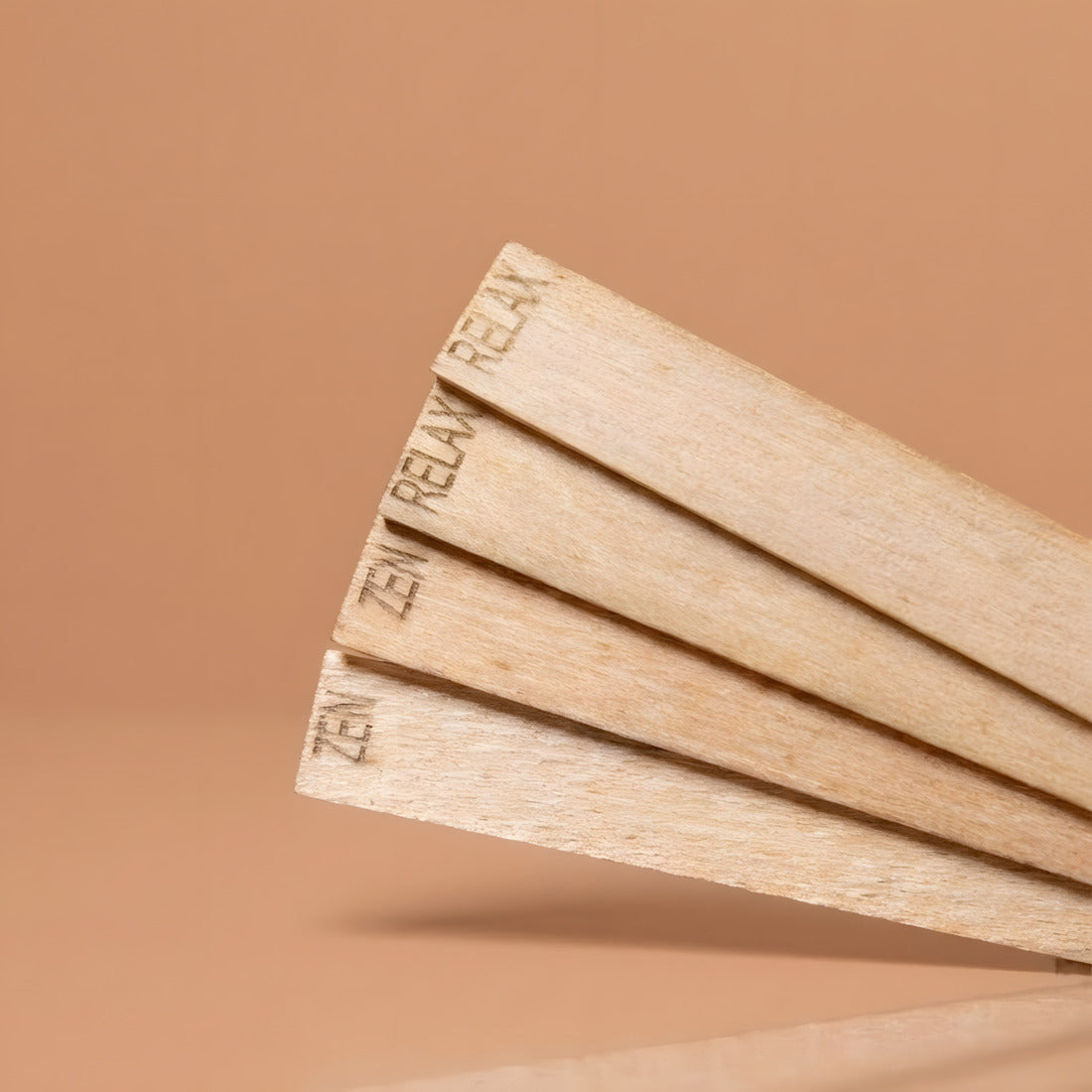 Mèches en bois Jolis mots gravées, vue rapprochée des inscriptions