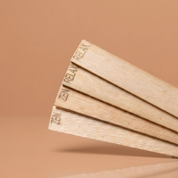 Mèches en bois Jolis mots gravées, vue rapprochée des inscriptions