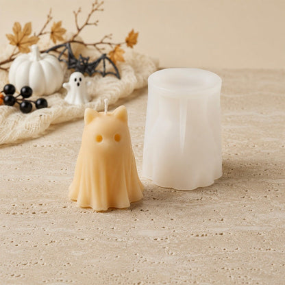 Bougie fantôme chat en cire beige à côté de son moule en silicone