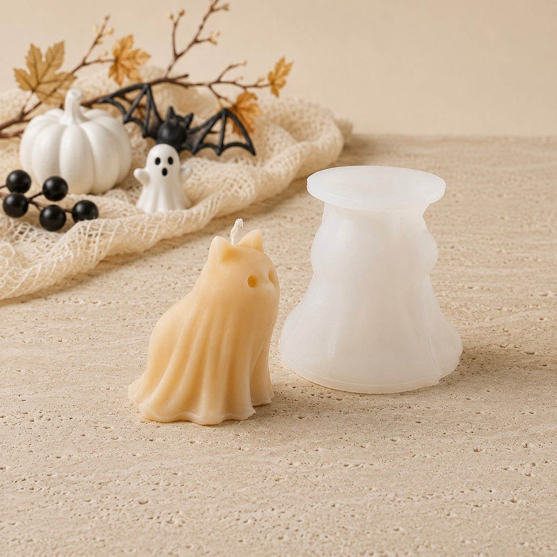 Moule en silicone du fantôme chat et sa bougie démoulée, décor d'Halloween