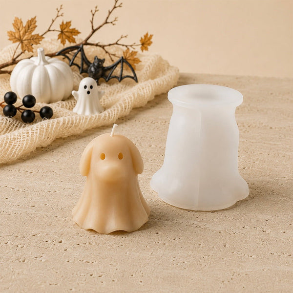 Bougie fantôme chien en cire beige devant son moule en silicone blanc
