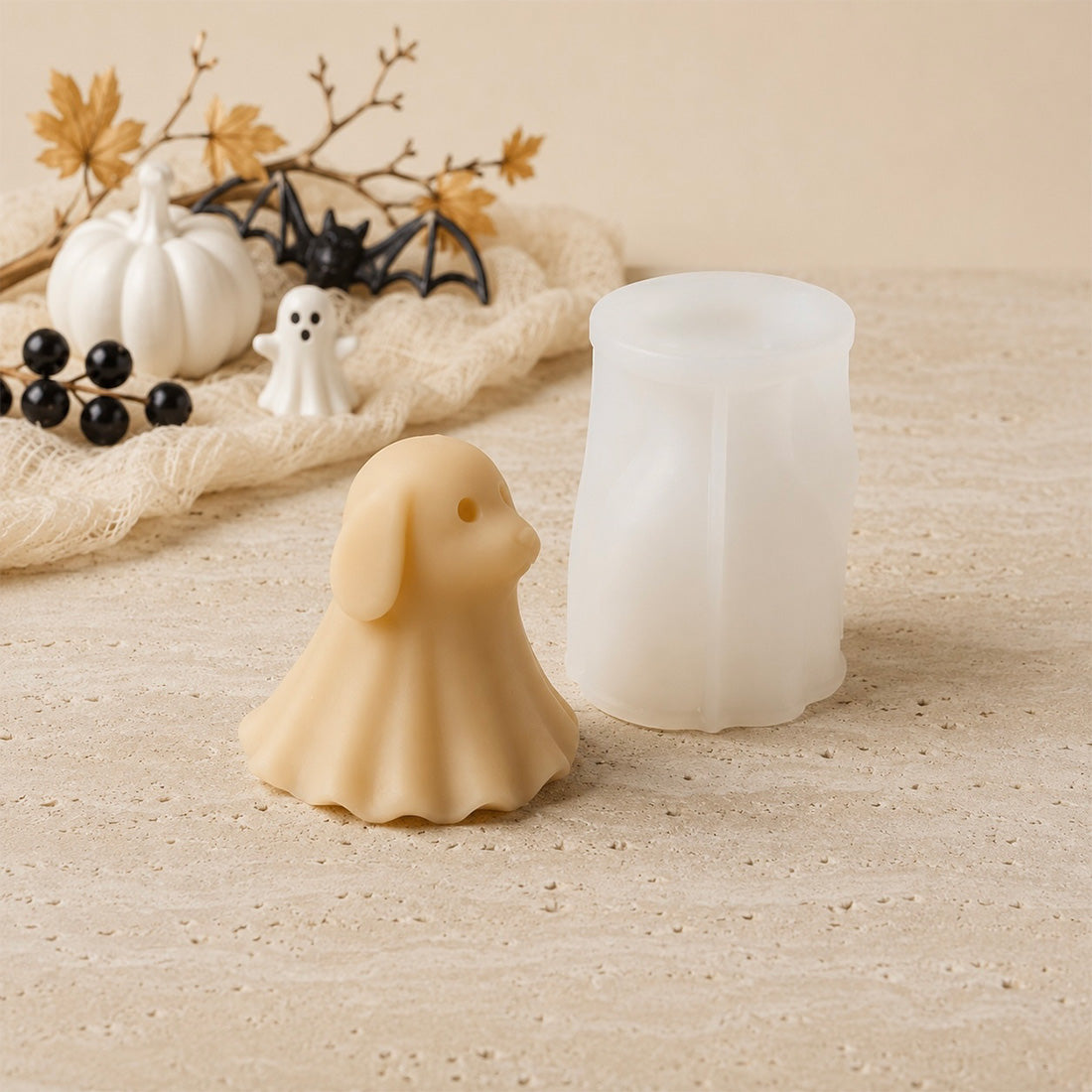 Moule en silicone du fantôme chien et sa bougie démoulée sur un plaid