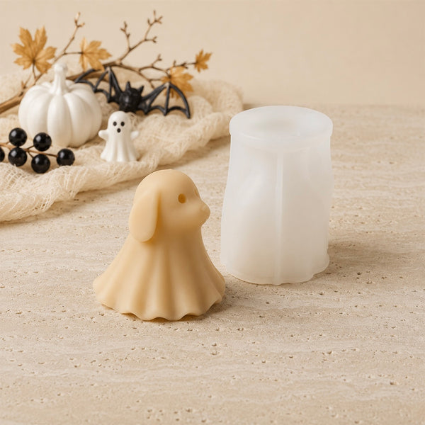 Moule en silicone du fantôme chien et sa bougie démoulée sur un plaid