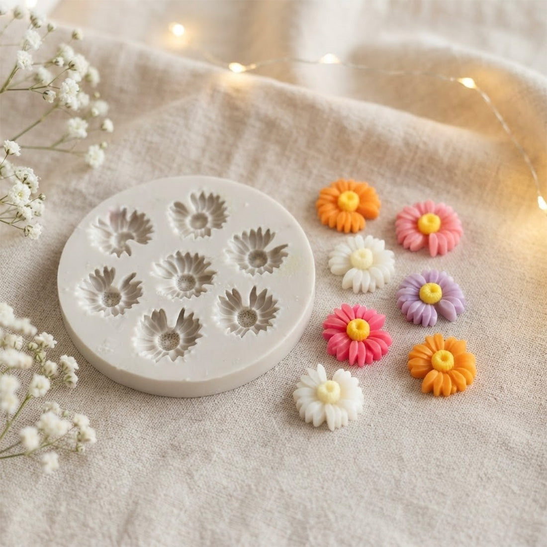 Moule en silicone à marguerites et fondants fleuris démoulés en couleurs pastel