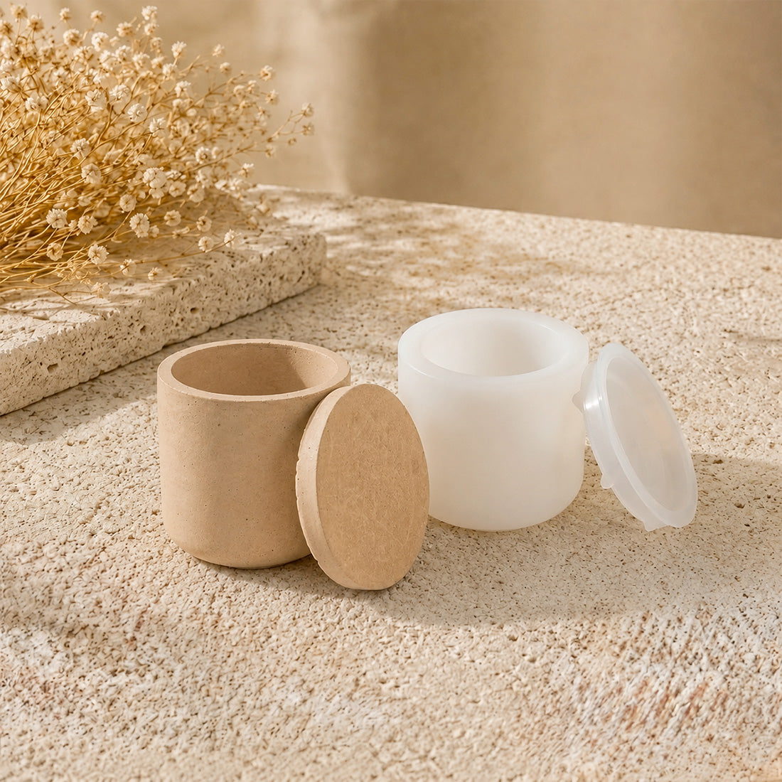 Pot lisse beige et son couvercle, devant le moule en silicone ouvert