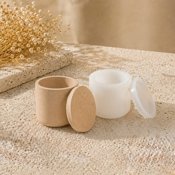 Pot lisse beige et son couvercle, devant le moule en silicone ouvert