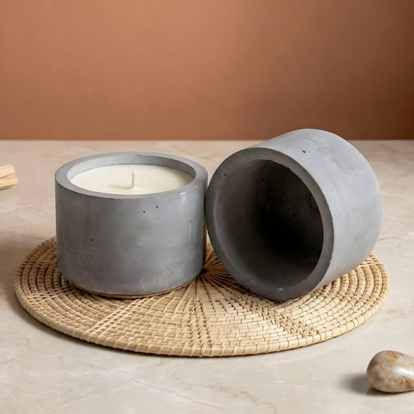 Contenants en béton de 275 ml gris, dont un garni de cire avec sa mèche