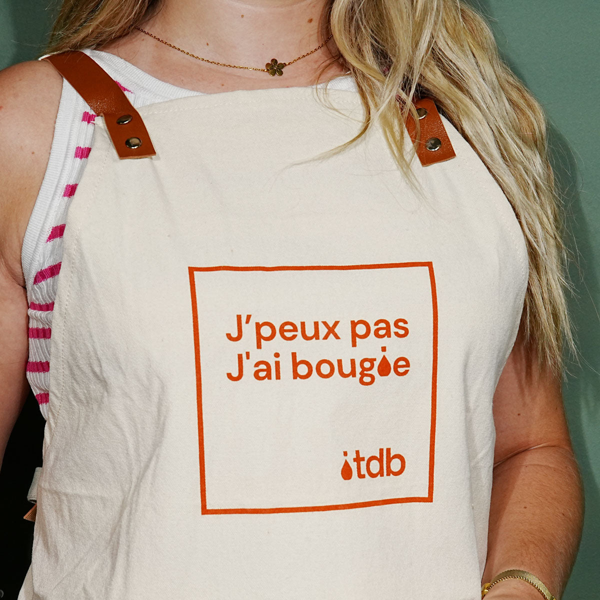 Tablier Terre de Bougies porté, flocage « J'peux pas j'ai bougie » en orange