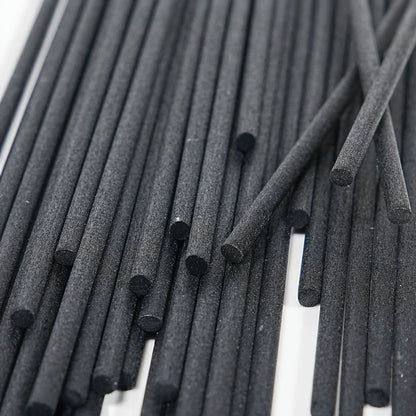 Tiges en fibre noire de 4 x 250 mm en vrac, vues de près