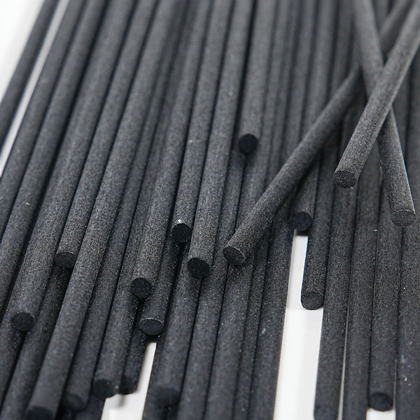 Tiges en fibre noire de 4 x 250 mm en vrac, vues de près