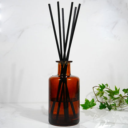Diffuseur en verre ambré garni de tiges en fibre noire
